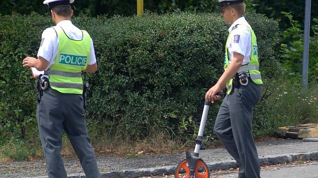 Po odklizení následků dopravní nehody zůstali u stodského mostu policisté, kteří zjišťovali brzdnou dráhu vozidel