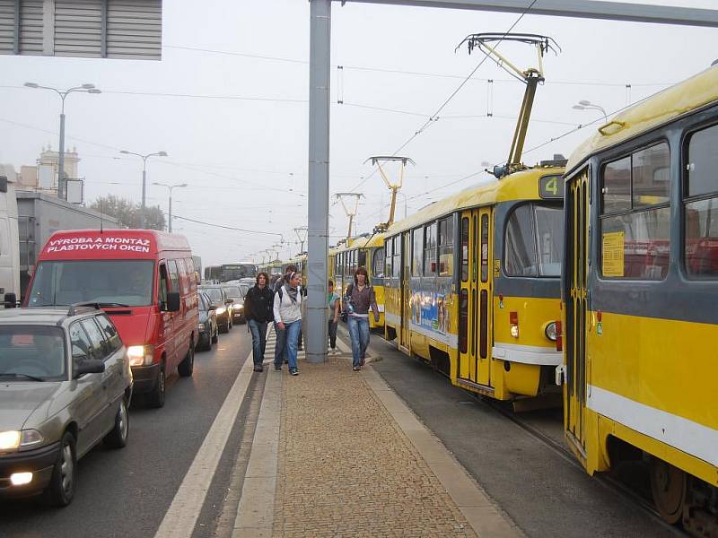 U Divadla J. K. Tyla se v pátek po sedmé hodině ráno srazila tramvaj a tři osobní automobily. Následná kolona tramvají dosahovala až k zastávce Pod Záhorskem