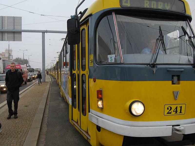 U Divadla J. K. Tyla se v pátek po sedmé hodině ráno srazila tramvaj a tři osobní automobily. Následná kolona tramvají dosahovala až k zastávce Pod Záhorskem