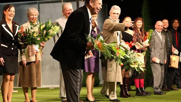 Václav Havel v Divadle J. K. Tyla po premiéře své hry Odcházení (vpravo od autora představitel hlavní role Pavel Pavlovský).