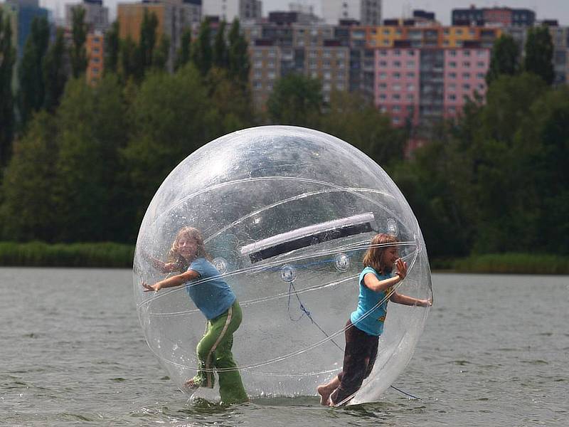 Město her na Boleváku. Akvaball.