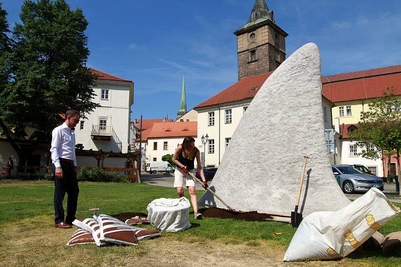 Socha pojmenovaná Sharkfin na sochařském festivalu Sculpture Line