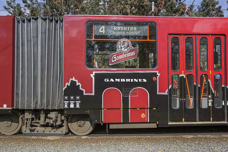 Speciální Gambrinus tramvaj, která projíždí ulicemi Plzně