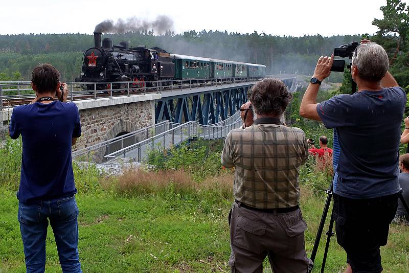 Parní vlak s lokomotivou řady 434.2. dovezl mnoho příznivců lokálek na oslavy 120 let lokální trati Pňovany – Bezdružice. Hlavním lákadlem oslav, které pokračují i v neděli, jsou jízdy historickými vlaky.