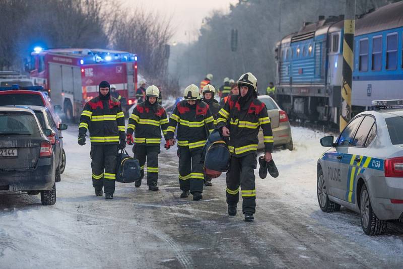 Tři lidské životy si vyžádala vážná dopravní nehoda, k níž došlo v pátek kolem půl šesté ráno na železničním přejezdu ve Vejprnicích.