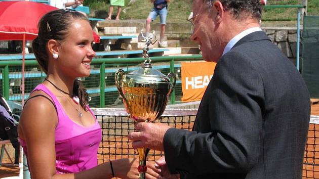 MISTRYNĚ. Slovenka Petra Uberalová přebírá z rukou Wila Hoppenbrowerse, zástupce Tennis Europe, pohár pro novou tenisovou mistryni Evropy do 14 let.