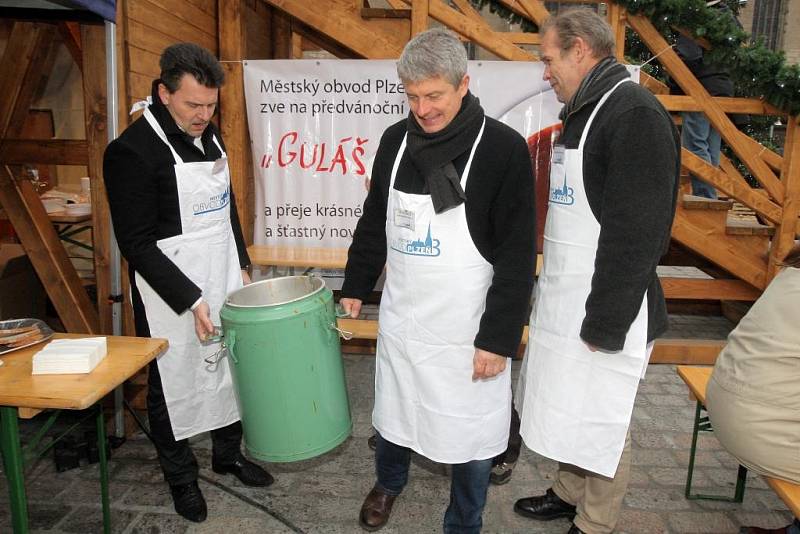 Představitelé třetího obvodu na náměstí Republiky rozlévali polévku