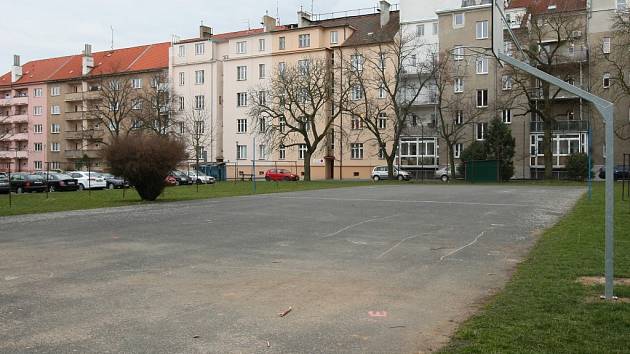 Vnitroblok mezi ulicemi Raisova, Majerova, Dvořákova a Politických vězňů v Plzni na Borech