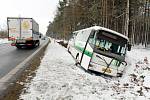 Autobus s dětmi skončil v příkopu.