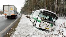 Autobus s dětmi skončil v příkopu.