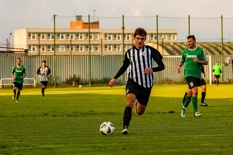 15. kolo I. A třídy: SK Smíchov Plzeň - FC Rokycany B (na snímku fotbalisté v zelených dresech) 4:2 (2:0).