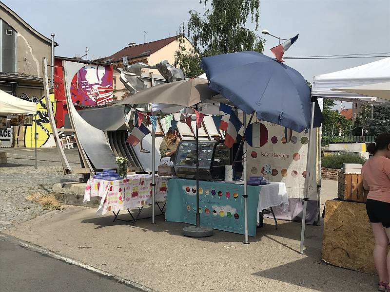 Hamburgry, hot dogy, pečené sele nebo třeba španělskou paellu, mohli v neděli ochutnat návštěvníci festivalu Street food market, který se v neděli konal v areálu plzeňského DEPO2015.