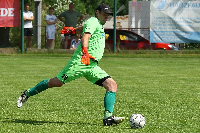 30. kolo KPM: TJ Sokol Lhota (žlutí) - Slavia Vejprnice 1:4.