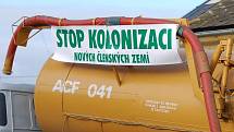 Zemědělci na severním Plzeňsku protestovali v pátek proti nízké výkupní ceně mléka. Na pole na Hadačce nedaleko Kralovic vylévali mléko