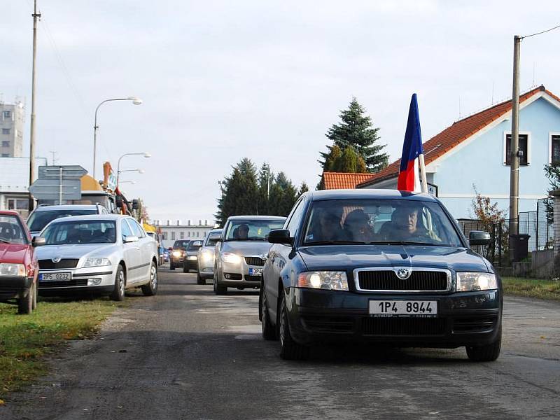 Zemědělci na severním Plzeňsku protestovali v pátek proti nízké výkupní ceně mléka. Na pole na Hadačce nedaleko Kralovic vylévali mléko