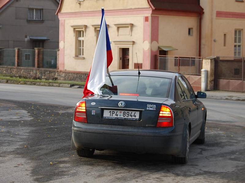 Zemědělci na severním Plzeňsku protestovali v pátek proti nízké výkupní ceně mléka. Na pole na Hadačce nedaleko Kralovic vylévali mléko