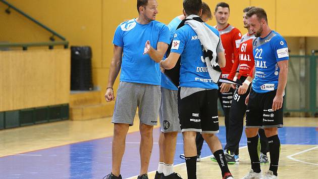 Trenér Talent týmu Plzeňského kraje Petr Štochl (vlevo) komunikuje se svými svěřenci během domácího přípravného zápasu s německým Coburgem.