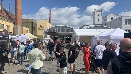 Kvůli revitalizaci prostoru za OC Plzeň Plaza probíhá letošní Fresh Festival na nádvoří plzeňského pivovaru.
