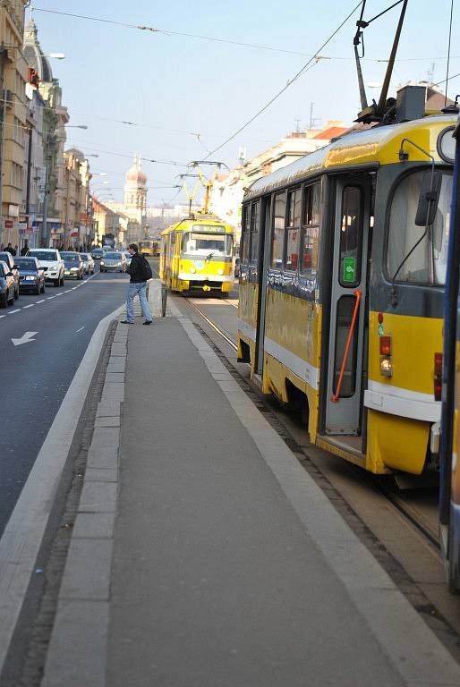 Při odpolední nehodě na křižovatce ulic Skrétova a Klatovská byl sražen muž, kterého odvezli záchranáři do nemocnice