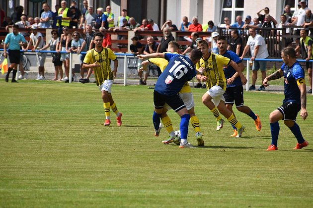 2. kolo FORTUNA divize A: FK Komárov - TJ Jiskra Domažlice B (fotbalisté ve žlutých dresech) 1:0 (0:0).