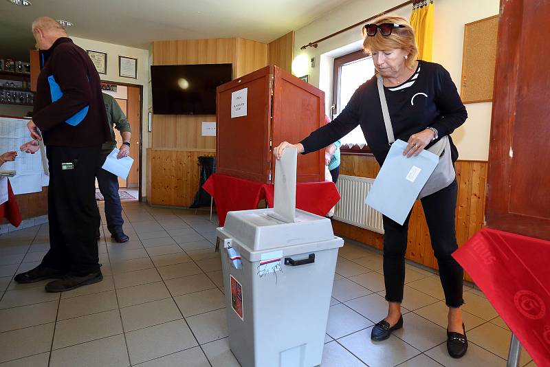 Volby do obecních zastupitelstev začaly v pátek ve 14 hodin také v Plzni v místní části Bílá Hora. Do volební místnosti v hasičské zbrojnici se dostavily v prvních minutách po otevření asi dvě desítky voličů.