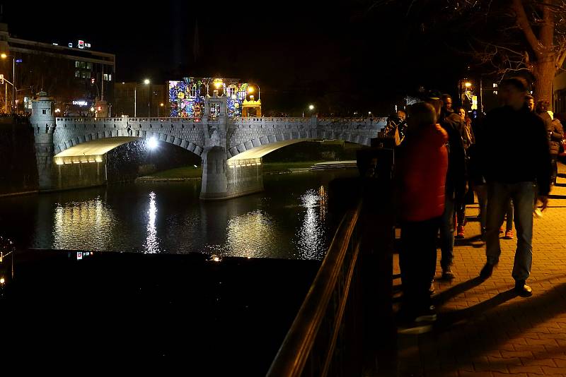 BLIK BLIK je festival světla ve veřejném prostoru. Letos přináší 15 různých světelných instalací v širším centru Plzně. Vrcholem je devítiminutová světelná produkce ve zrekonstruovaném interiéru katedrály sv. Bartoloměje na náměstí Republiky.