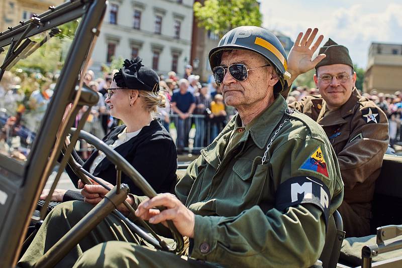 Plzeň – Konvoj svobody s více než 250 historickými vojenskými vozidly projel centrem města a zakončil letošní Slavnosti svobody. Přehlídky si zúčastnili i tři američtí a dva belgičtí účastníci osvobození v roce 1945, kterým mávaly tisíce lidí.