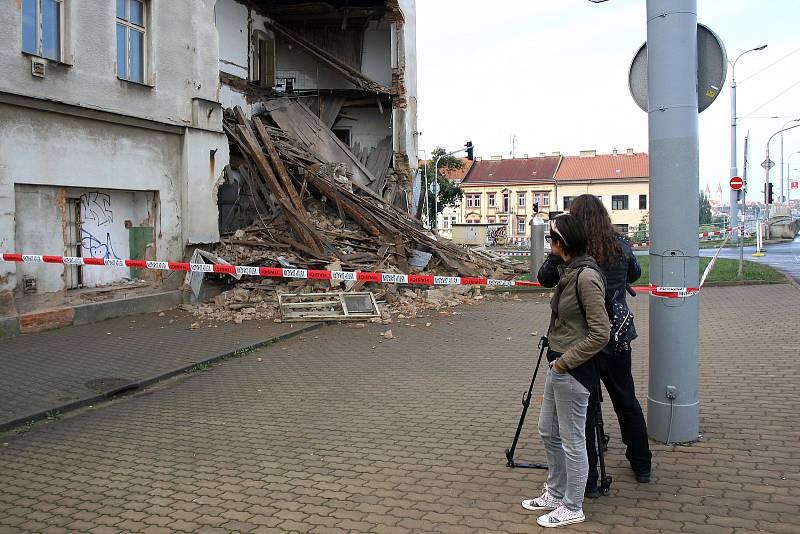 V noci došlo k samovolnému zřícení neobydleného domu v Plzni.