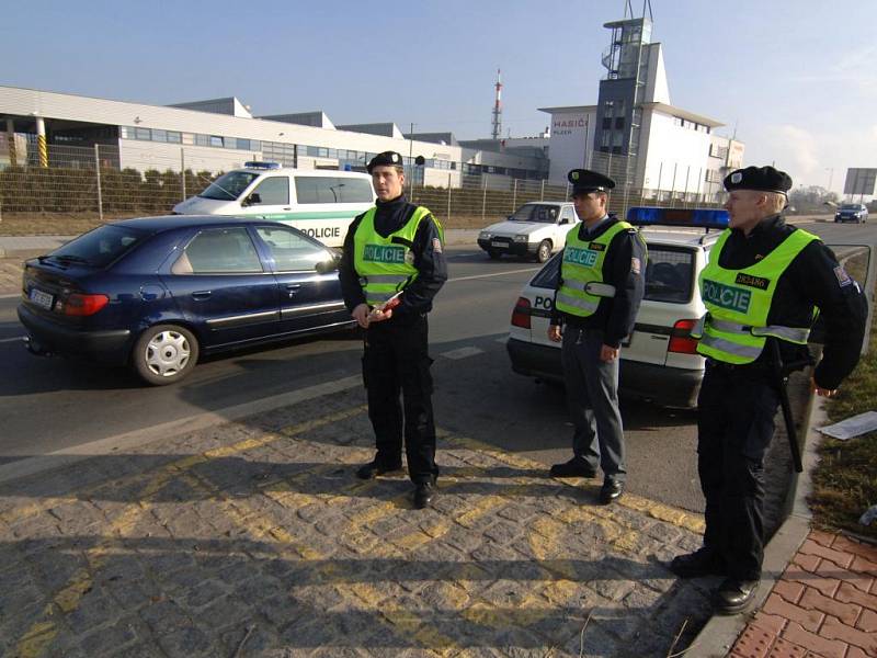 Policisté kontrolují přijíždějící auta v Plzni na výpadovce na Karlovy Vary