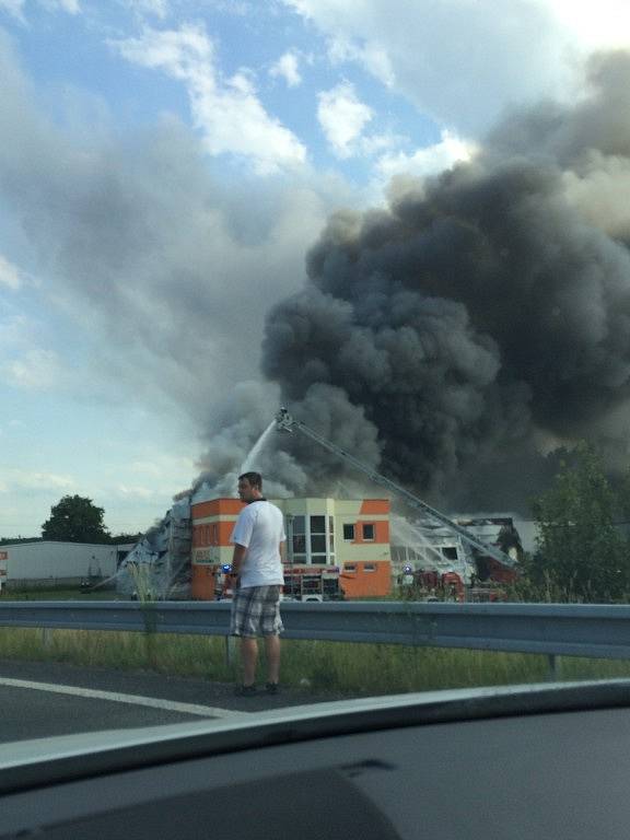 Požár ve firmě Varia Plus v Plzni-Liticích