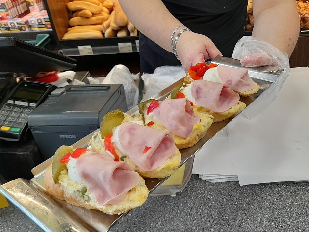Šunkový chlebíček je nejoblíbenějším na českých silvestrovských hostinách