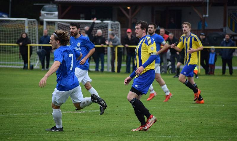 11. kolo krajské I. A třídy: TJ Sokol Kralovice - FK Bohemia Kaznějov (na snímku fotbalisté v modrých dresech) 4:3 (0:2).