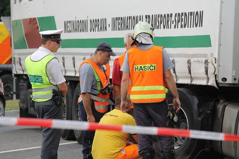 Kamion naboural v Přešticích do rodinného domu