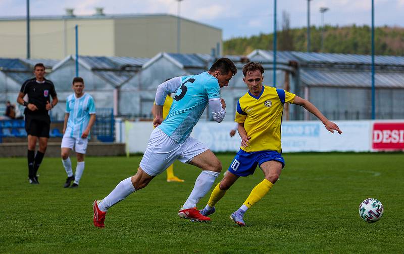 Fotbalisté SK SENCO Doubravka (na archivním snímku hráči ve žlutých dresech) porazili v závěrečném kole letošní sezony domácí Sedlčany 5:1.