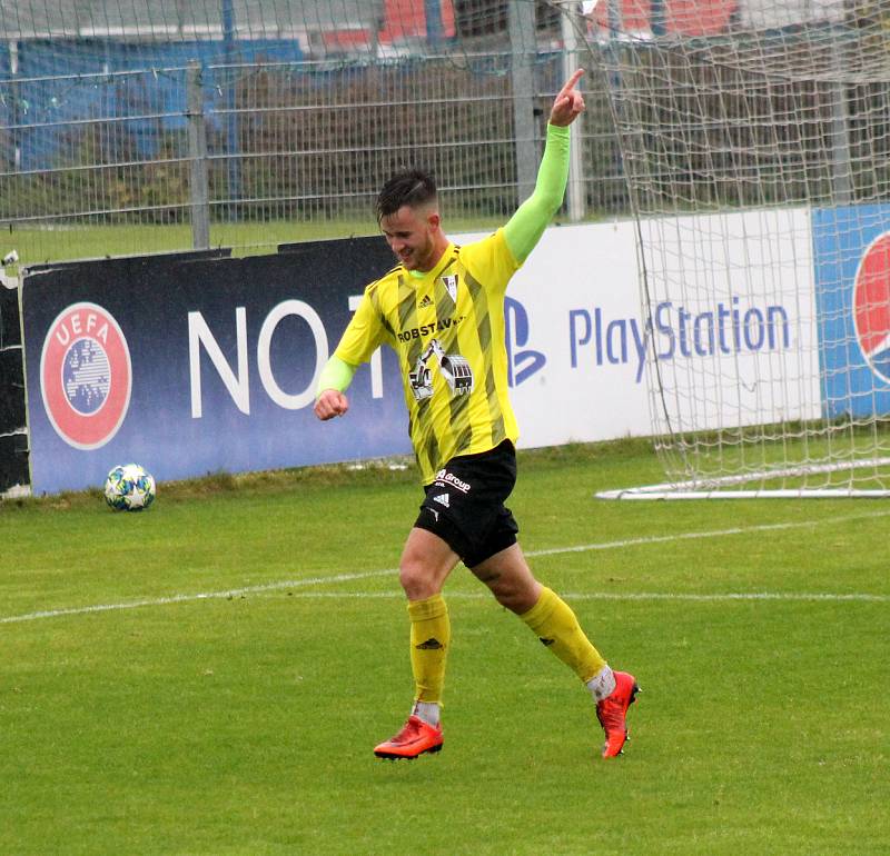 FK Robstav Přeštice (žlutí) vs. SK Petřín Plzeň (červení) 3:1.