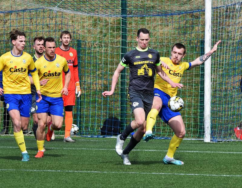 FORTUNA ČFL, skupina A (18. kolo): FC Písek - FK ROBSTAV Přeštice (na snímku fotbalisté v tmavých dresech) 1:1.