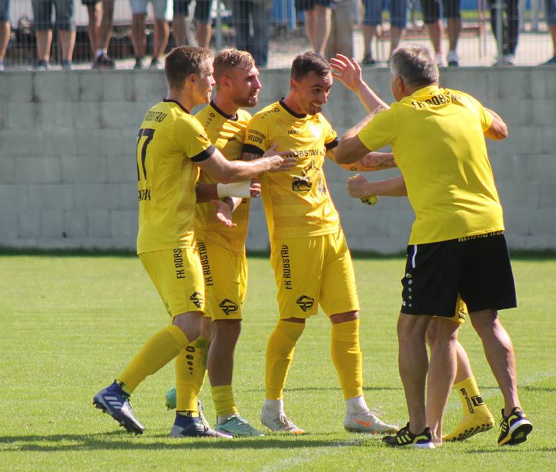 5. kolo FORTUNA ČFL, skupina A: FK ROBSTAV Přeštice (na snímku fotbalisté ve žlutých dresech) - TJ Jiskra Domažlice (modří) 5:1 (2:0).