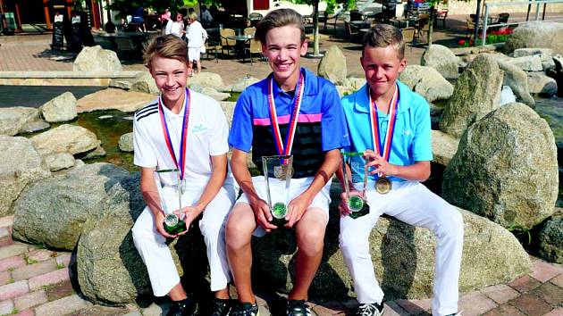 Zleva stříbrný Dan Hlaváček a zlatí Petr Hrubý junior    a Lukáš Janda z Golf Klubu Plzeň-Dýšina.