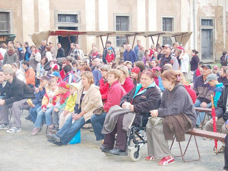 Klášterní slunovrat v keltském duchu prožily zhruba dvě stovky lidí, kteří přišli v pátek večer do kláštera v Kladrubech