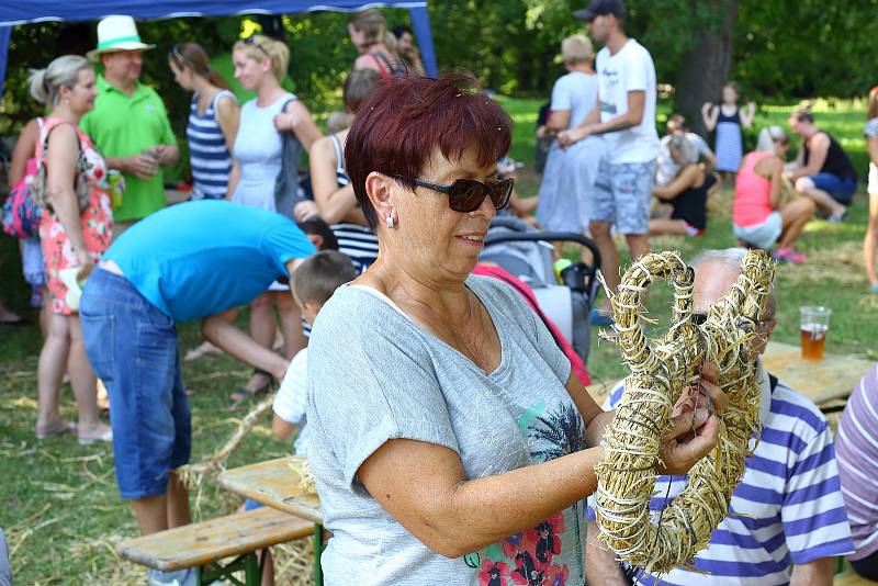 V zámeckém parku v Křimicích si mohli děti i dospělí vyzkoušet výrobu slaměných tvarů.