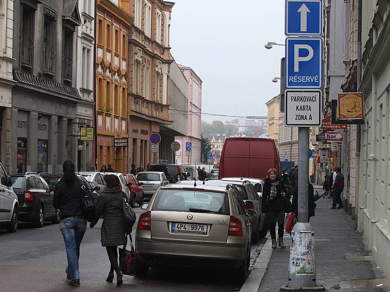 V Sedláčkově ulici teď ukazují dodatkové tabule prostor vyhrazený řidičům s parkovacími kartami, na opačné straně mají prostor řidiči, kteří si jednorázové parkování koupí v automatu.