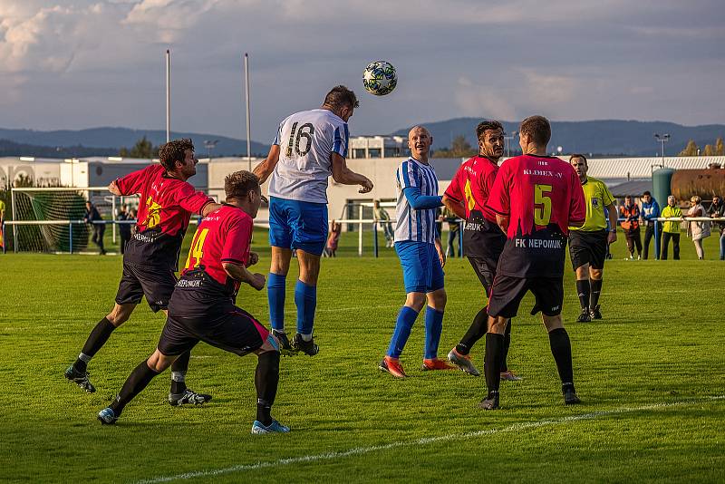 Fotbalisté FK Nepomuk (na archivním snímku hráči v růžových dresech) hrají ve sváteční pátek na Petříně.