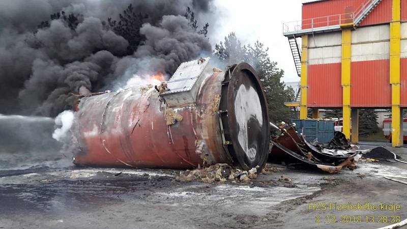 Požár zbytků asfaltu v nádrži v obalovně u Letkova na jižním Plzeňsku