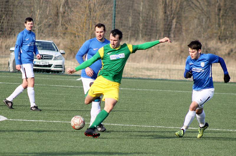 Fotbalisté plzeňského Rapidu (na archivním snímku hráči v modrých dresech) porazili Chotíkov. Naopak Tlumačov (zelení) doma utrpěl debakl, Zruči podlehl 1:5.