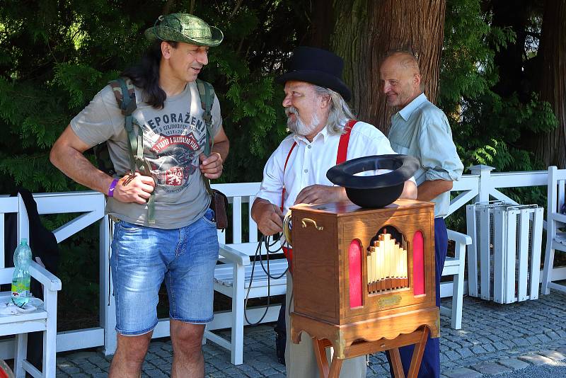 Slavnost na zámku Kozel u Plzně přenesla návštěvníky do dob Arnošta z Valdštejna, zakladatele plzeňské strojírny. K vidění byly funkční modely parních strojů, ukázky výcviku dobového jezdectva a armády, ale třeba i taneční a hudební vystoupení.