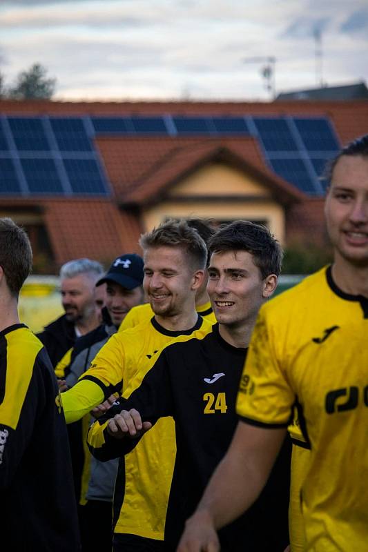 11. kolo krajského přeboru: TJ Sokol Lhota (na snímku fotbalisté ve žlutých dresech) - FK Nepomuk 3:1 (1:0).