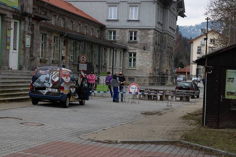 Na uzavřené hranici v Alžbětíně je rušno, čile se tam obchoduje přímo nad zátarasy.