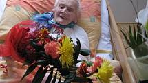 Sté narozeniny oslavila v neděli nejstarší obyvatelka Domova pro osoby se zdravotním postižením v Horní Bříze Jarmila Tošovská.