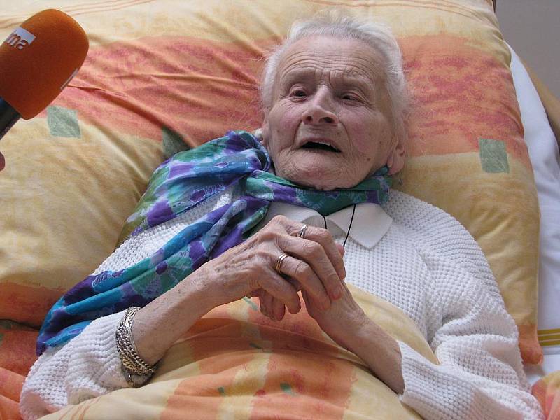 Sté narozeniny oslavila v neděli nejstarší obyvatelka Domova pro osoby se zdravotním postižením v Horní Bříze Jarmila Tošovská.