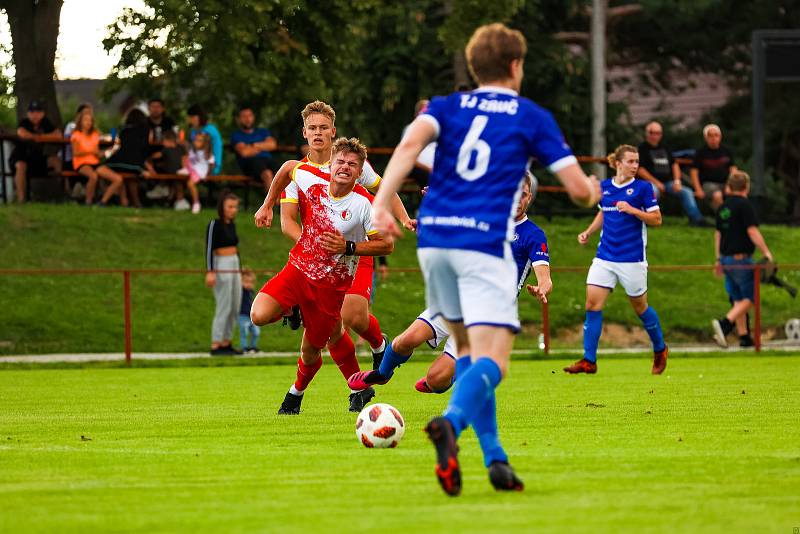 Fotbalisté SK Slavia Vejprnice (na archivním snímku hráči v červenobílých dresech) poprvé na jaře zvítězili, na domácí půdě udolali Slavoj Mýto 1:0.